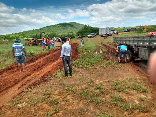 BA-148: Após interdição veículos passam por desvio 