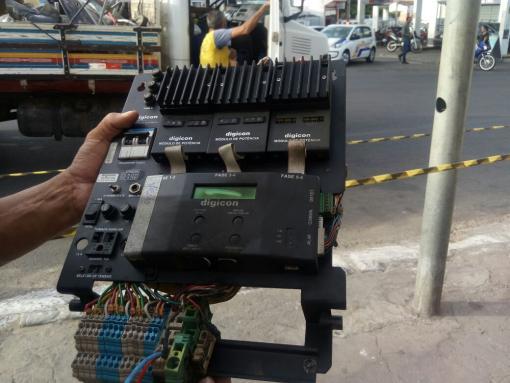 Brumado: forte vento danifica estrutura do semáforo na Avenida Antônio Mourão Guimarães 