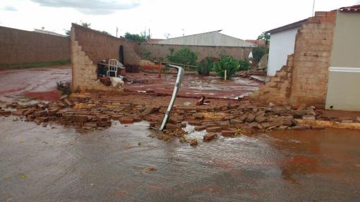 Livramento: fortes ventos e chuva causam estragos  em todo município 