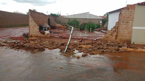 Livramento: fortes ventos e chuva causam estragos  em todo município 