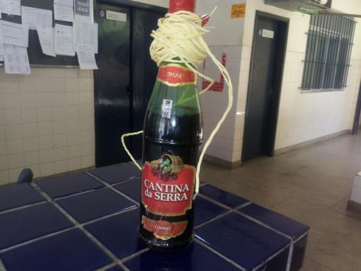 Brumado: Polícia Civil apreende garrafa de vinho jogada sobre o teto da carceragem 