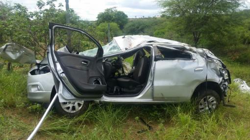 BR-030: Carro ocupado por três pessoas capota no trecho entre Brumado e Sussuarana 