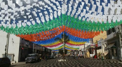 Aracatu: ornamentação da festa de São Pedro está em andamento; atrações serão divulgadas em breve