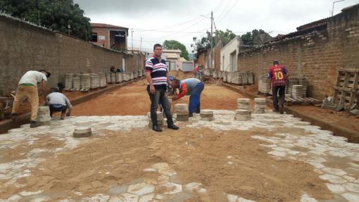 Iniciada obra de calçamento da Rua Antônio Miranda Machado em atendimento a solicitação do vereador Rey de Domingão