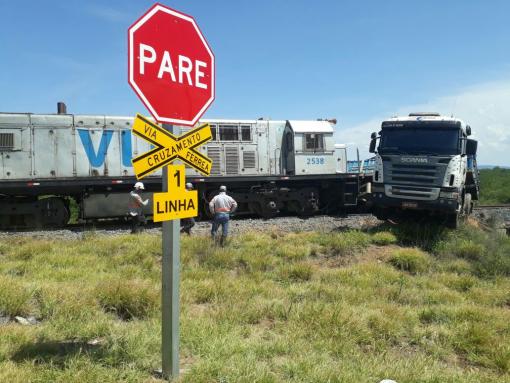 Brumado: carreta colide contra trem em cruzamento da BR-030, próximo a Vila Presidente Vargas