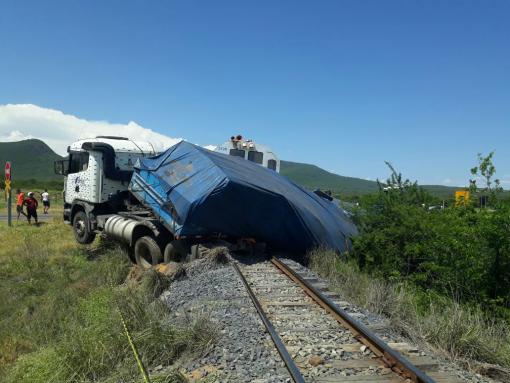 Brumado: carreta colide contra trem em cruzamento da BR-030, próximo a Vila Presidente Vargas
