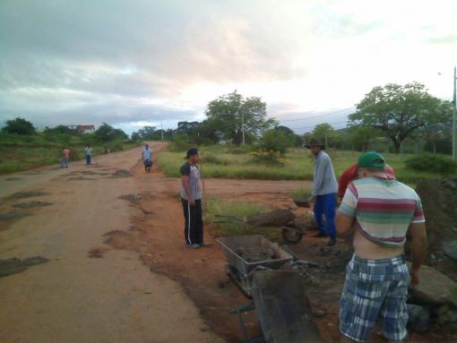 Brumado: moradores do Bairro Esconso se reúnem para tapar buracos nas ruas