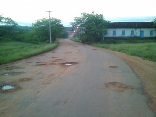 Brumado: moradores do Bairro Esconso se reúnem para tapar buracos nas ruas