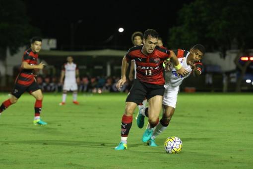 Vitória é derrotado pelo Flamengo no Barradão e se complica ainda mais no Brasileiro 