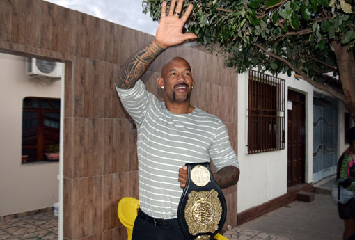 Em Brumado, João Almeida 'Izidoro' agradece apoio dos brumadenses após conquistar o cinturão dos pesos pesados do Jungle Fight