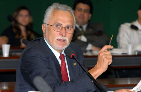 Genoino renuncia ao mandato de deputado federal