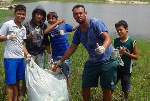 Ação da Escolinha de Futebol Renovação retira lixo da Lagoa de Aracatu
