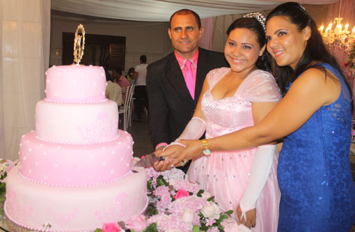 Brumado: Marina Vitória comemorou 15 anos com grande festa