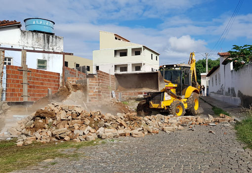 Brumado: muro derrubado em 2012 pela prefeitura e reconstruído volta a ser demolido após acordo entre o município e proprietária da casa