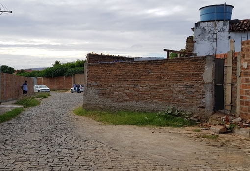Brumado: muro derrubado em 2012 pela prefeitura e reconstruído volta a ser demolido após acordo entre o município e proprietária da casa