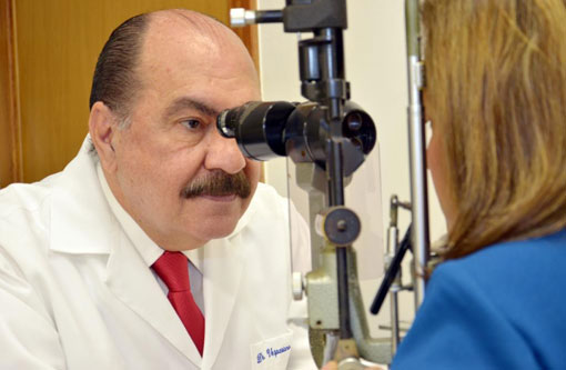 Uso de colírios sem indicação médica pode causar lesões nos olhos e até cegueira, alerta especialista