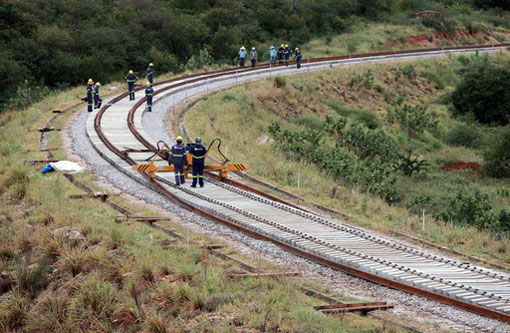 Trilhos da FIOL começam a ser assentados na região de Brumado e Tanhaçu