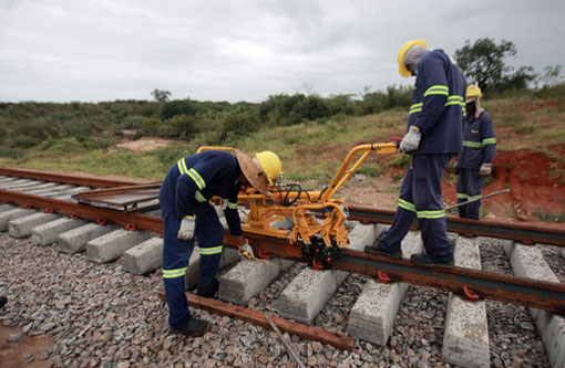 Trilhos da FIOL começam a ser assentados na região de Brumado e Tanhaçu