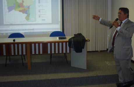 JOÃO PARTICIPA DE REUNIÃO COM SEI, IBGE E PREFEITOS