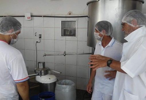 Brumado: Adab encontra algumas irregularidades em laticínio; associação se compromete a regularizar