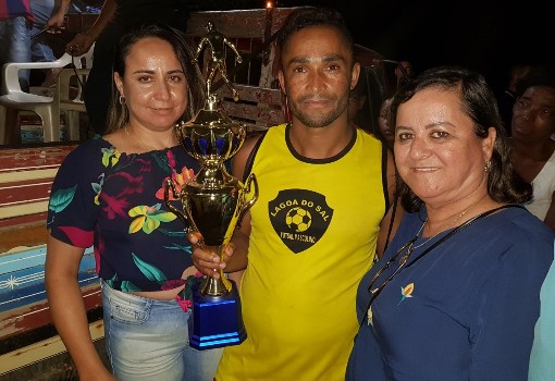 Aracatu: prefeita Lêda Matias participou da reabertura da quadra poliesportiva da Comunidade Lagoa do Sal