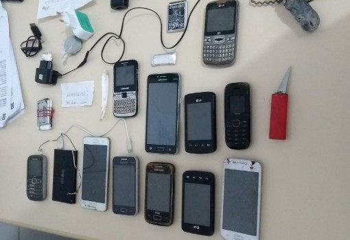 Brumado: vistoria as celas da delegacia foi realizada nesta sexta (27); celulares, faca e outros objetos foram apreendidos