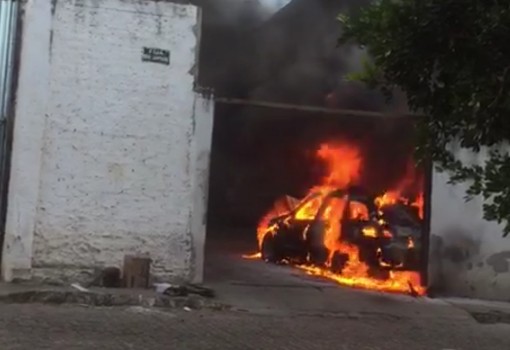 Brumado: carro pegou fogo dentro de oficina mecânica