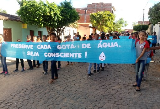 Brumado: Alunos da Escola em Tempo Integral Oscarlina Oliveira Silva realizam passeata de Conscientização Ambiental pelas ruas do bairro Dr. Juracy