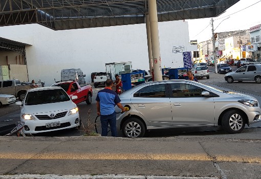 Governo Federal deve 'zerar' imposto para baixar preço de combustível