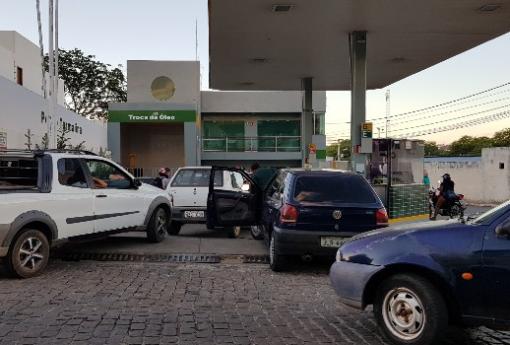 Brumado: filas são formadas em postos de combustíveis da cidade; condutores de veículos temem falta de combustíveis 