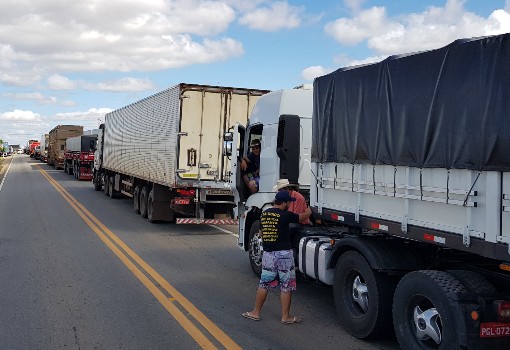 Brumado: motoristas de caminhões mantém, por tempo indeterminado, protesto contra o aumento no valor do óleo diesel