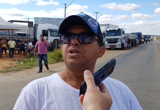 Brumado: motoristas de caminhões mantém, por tempo indeterminado, protesto contra o aumento no valor do óleo diesel