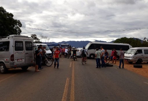 Caminhoneiros bloqueiam trecho da BA-148 em Livramento de Nossa Senhora