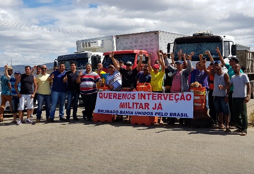Brumado: caminhoneiros dizem que manterão a greve e pedem intervenção militar