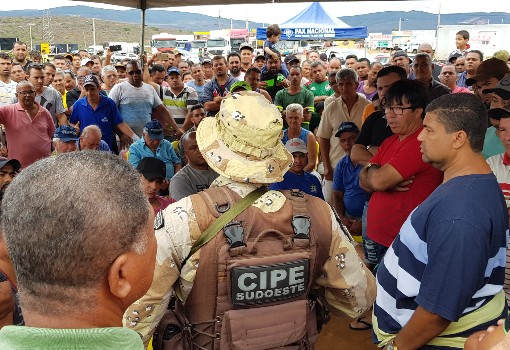 Brumado: Caesg negocia com caminhoneiros a liberação de duas carretas carregadas de milho