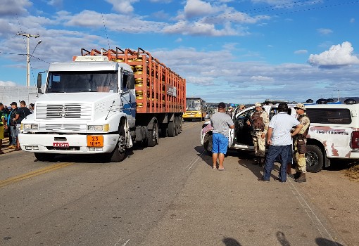 Brumado: polícia sugere a motoristas que desejam deixar o protesto sigam viagem; caminhoneiros permanecem em manifestação 