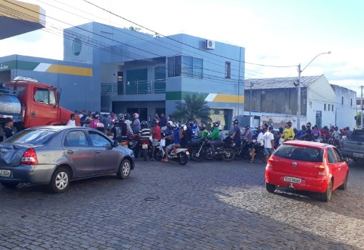 Brumado: grande fila se forma com expectativa de abastecimento em posto de combustíveis