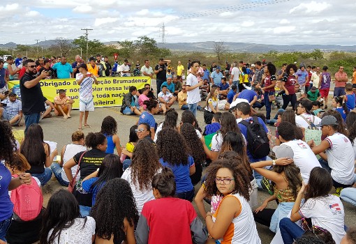 Brumado: alunos de escolas púbicas e particulares manifestam apoio aos caminhoneiros 