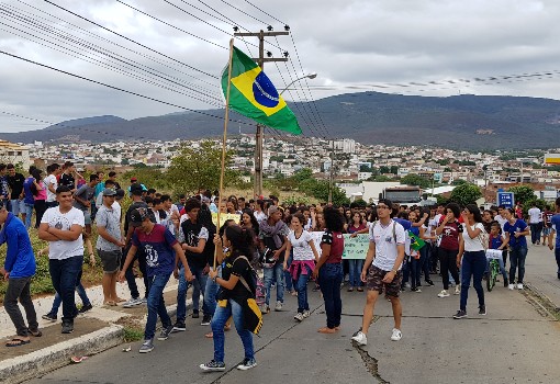 Brumado: alunos de escolas púbicas e particulares manifestam apoio aos caminhoneiros 