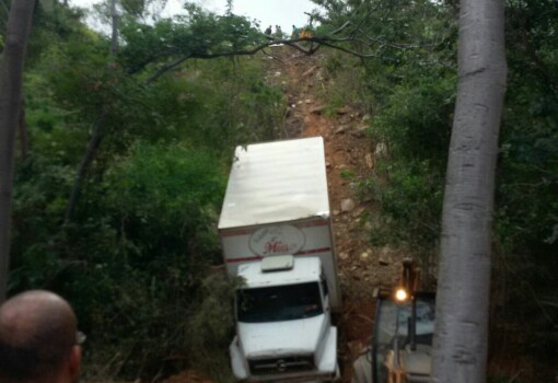 Motorista perde controle da direção e caminhão baú cai em ribanceira na Serra das Almas, em Livramento