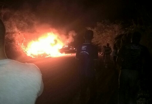 BR-030: veículos pegam fogo após colisão frontal; há vítimas fatais