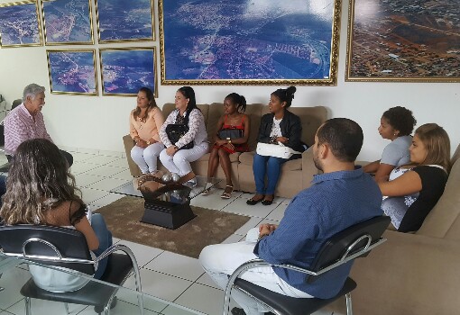 Brumado: Prefeito e Secretário de Saúde recepcionam médicas cubanas que irão atender nas UBS's do Município 