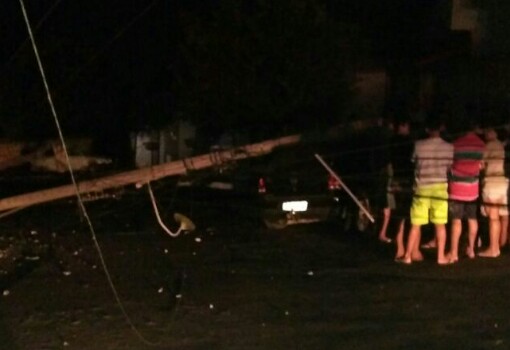 Brumado: motorista colide carro em poste de energia elétrica e causa apagão no Bairro Olhos D'água