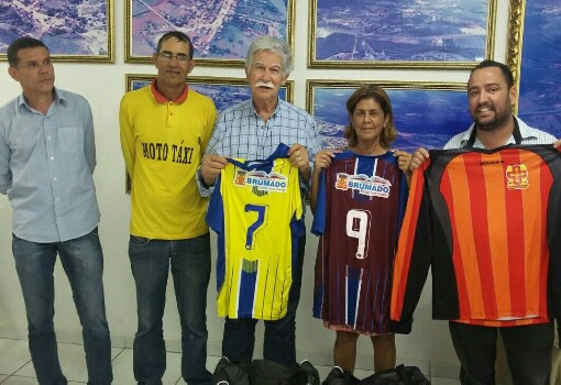 Prefeitura entrega material esportivo para Liga Brumadense de Futebol 