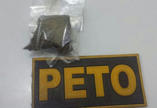 Brumado: casal é detido após ser flagrado com droga e moto com restrição de furto/roubo no Bairro Santa Tereza