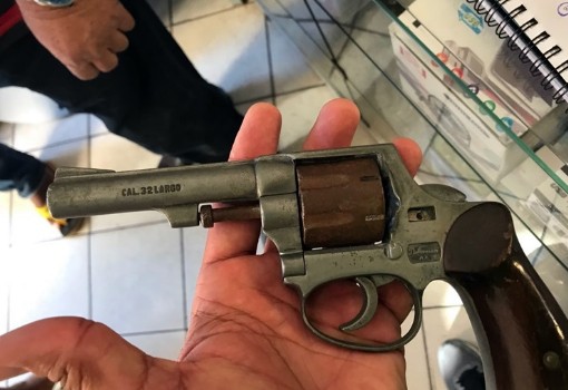 Brumado: comerciante é agredido em seu comércio na Praça do Mercado; bandidos deixaram arma cair no chão