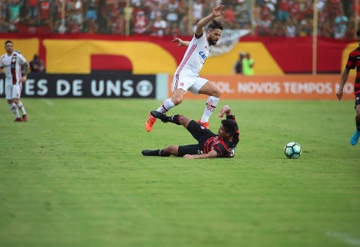 Flamengo bate Vitória por 2 a 1 no Barradão, time baiano permanece na Série A