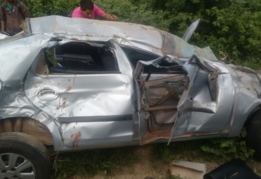 Carro cai em ribanceira e uma pessoa morre na BA-262, em Aracatu