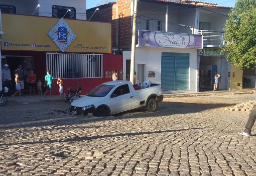 Brumado: veículo cai em buraco aberto pelas chuvas na Praça Heráclito Cardoso
