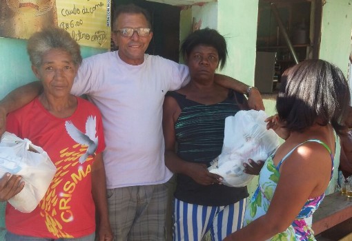 Brumado: Equipe Carcará do Sertão distribuiu cestas básicas para famílias carentes da cidade